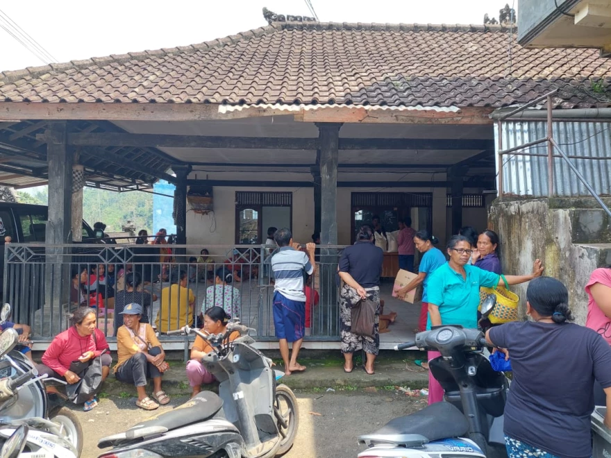Desa Sai Gelar Pembagian Bantuan Beras Di Balai Banjar: Wujud Nyata Pelayanan Dan Kepedulian Sosial